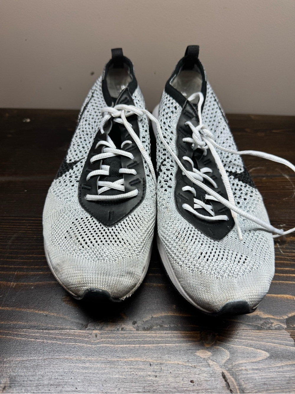 Nike Men’s 7.5 Flyknit Running Shoes White and Black